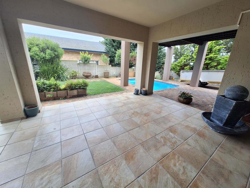 4 Bedroom Property for Sale in Menkenkop Western Cape